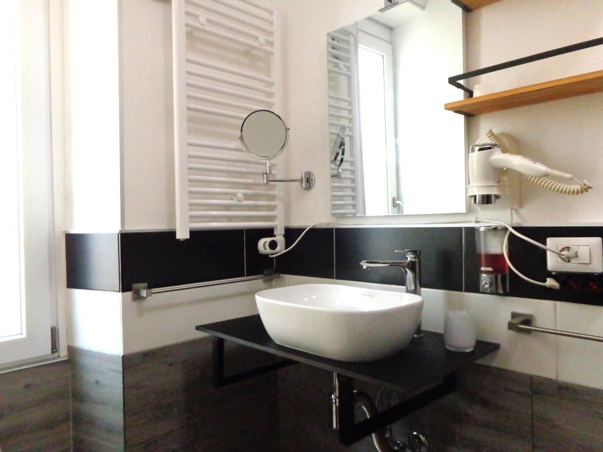 Chloe'S Rooms Cagliari Bagian luar foto
